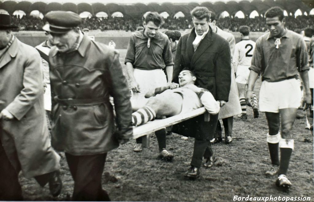 Les joueurs Kargu (à gauche) et Louis (à droite) accompagnent un joueur blessé. (saison 57-58)
